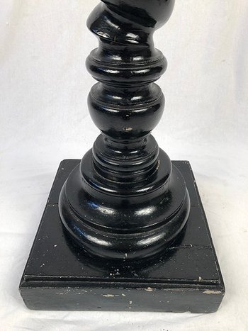Colonne torse en bois laqué noir