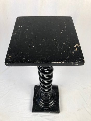 Colonne torse en bois laqué noir