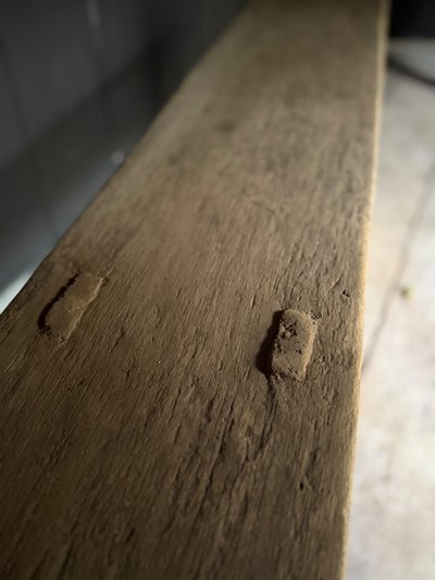 Petit banc style primitif en chêne brut grisaillant datant de la fin du 18e siècle 