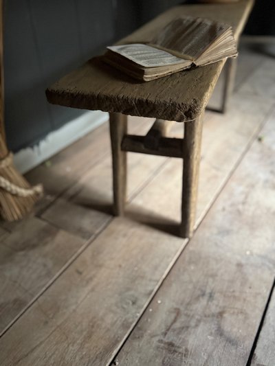 Petit banc style primitif en chêne brut grisaillant datant de la fin du 18e siècle 