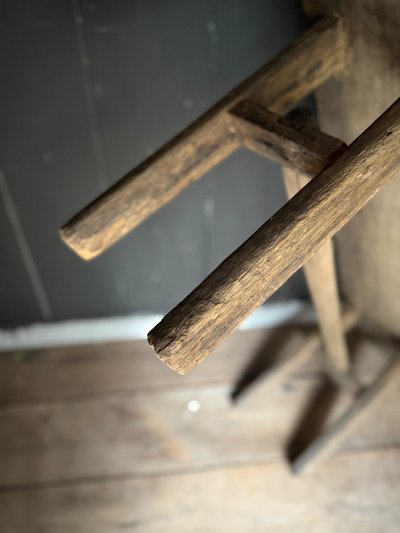 Petit banc style primitif en chêne brut grisaillant datant de la fin du 18e siècle 