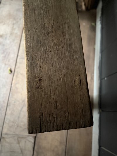 Petit banc style primitif en chêne brut grisaillant datant de la fin du 18e siècle 