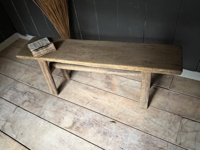 Petit banc style primitif en chêne brut grisaillant datant de la fin du 18e siècle 