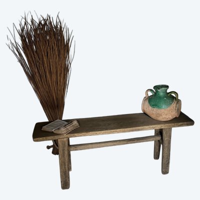 Petit banc style primitif en chêne brut grisaillant datant de la fin du 18e siècle 