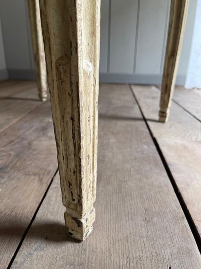Petite table guéridon liégeoise datant du 18e siècle Louis XVI belle patine 