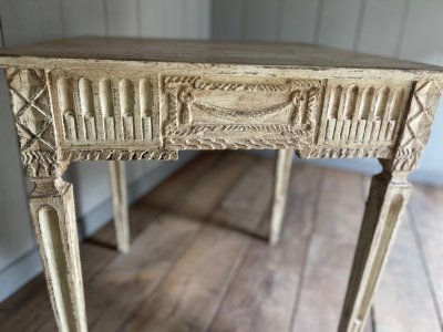 Petite table guéridon liégeoise datant du 18e siècle Louis XVI belle patine 
