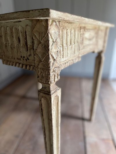 Petite table guéridon liégeoise datant du 18e siècle Louis XVI belle patine 