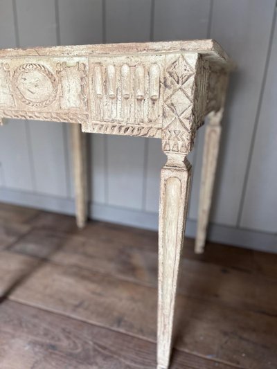 Petite table guéridon liégeoise datant du 18e siècle Louis XVI belle patine 