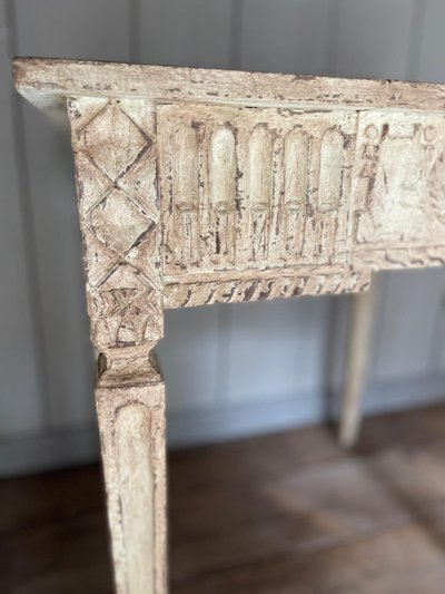Petite table guéridon liégeoise datant du 18e siècle Louis XVI belle patine 