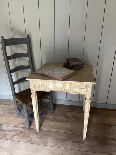 Petite table guéridon liégeoise datant du 18e siècle Louis XVI belle patine 