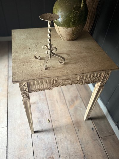 Petite table guéridon liégeoise datant du 18e siècle Louis XVI belle patine 