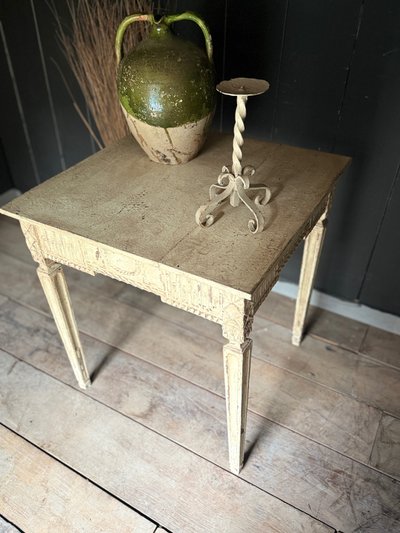 Petite table guéridon liégeoise datant du 18e siècle Louis XVI belle patine 