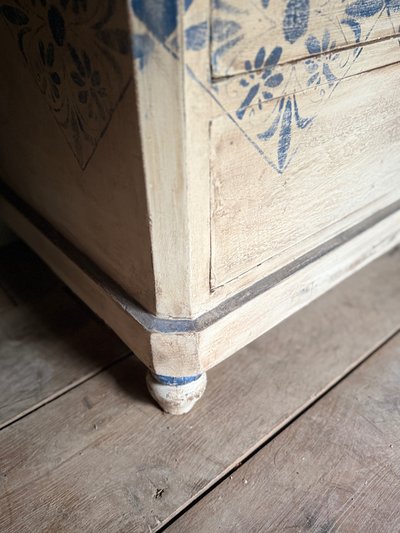 Commode aux dallages peints datant du 19 e siècle belle patine decorative