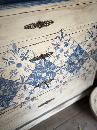 Commode aux dallages peints datant du 19 e siècle belle patine decorative