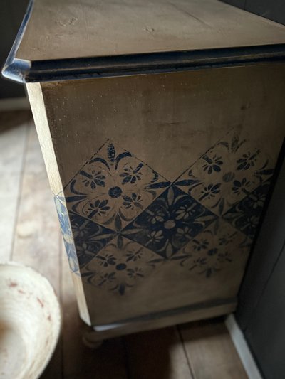 Commode aux dallages peints datant du 19 e siècle belle patine decorative