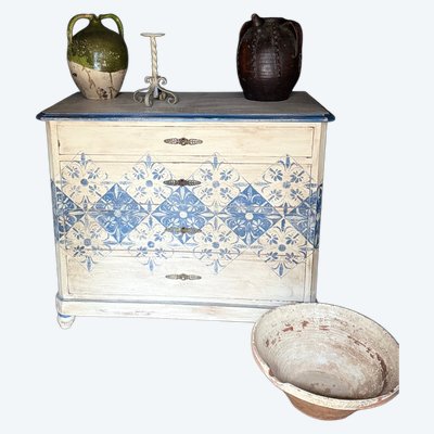 Commode aux dallages peints datant du 19 e siècle belle patine decorative
