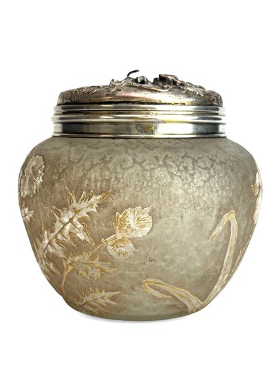 Victor Saglier - Candy box decorated with lilies and thistles