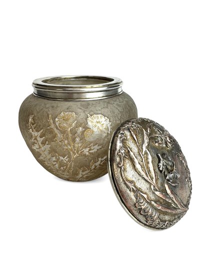 Victor Saglier - Candy box decorated with lilies and thistles