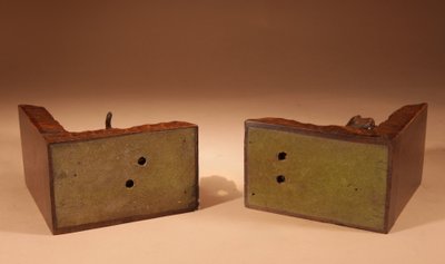  Une amusante paire de serre-livres de la Forêt-Noire. 