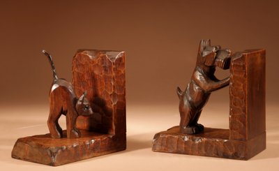  Une amusante paire de serre-livres de la Forêt-Noire. 