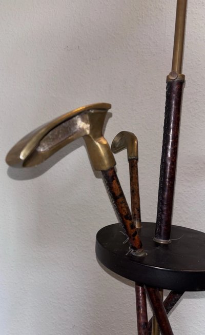 ADNET Jacques. ( zugeschrieben ) Stehlampe Golf aus der Mitte des Jahrhunderts aus Leder und Messing