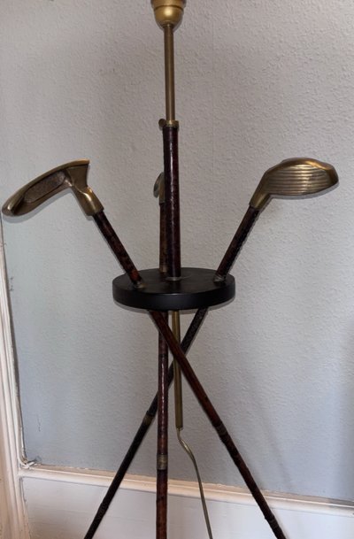 ADNET Jacques. ( zugeschrieben ) Stehlampe Golf aus der Mitte des Jahrhunderts aus Leder und Messing
