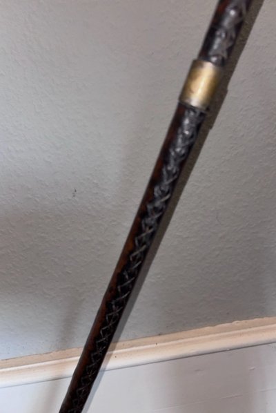 ADNET Jacques. ( zugeschrieben ) Stehlampe Golf aus der Mitte des Jahrhunderts aus Leder und Messing