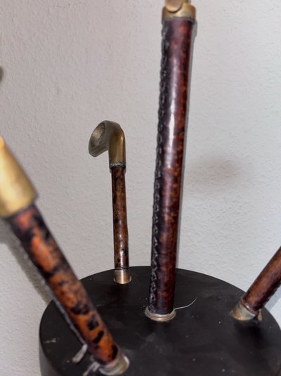 ADNET Jacques. ( zugeschrieben ) Stehlampe Golf aus der Mitte des Jahrhunderts aus Leder und Messing