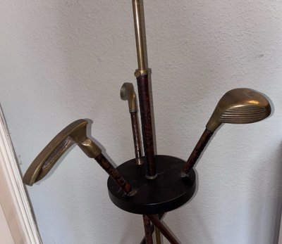 ADNET Jacques. ( zugeschrieben ) Stehlampe Golf aus der Mitte des Jahrhunderts aus Leder und Messing