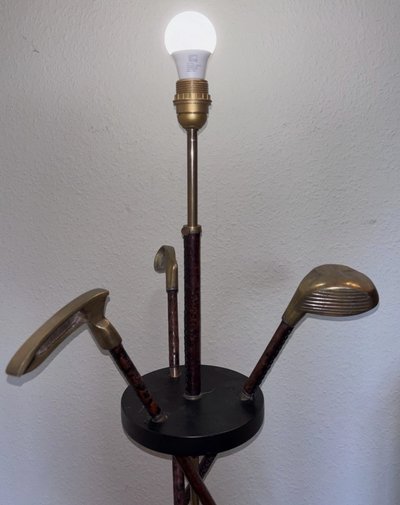 ADNET Jacques. ( zugeschrieben ) Stehlampe Golf aus der Mitte des Jahrhunderts aus Leder und Messing