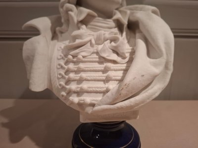 Sèvres buste en biscuit du Général Marceau