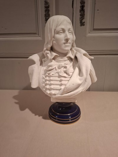 Sèvres buste en biscuit du Général Marceau