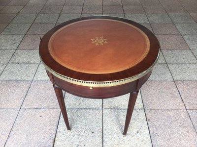 Une table bouillotte et son ''bouchon'' Louis XVI en acajou