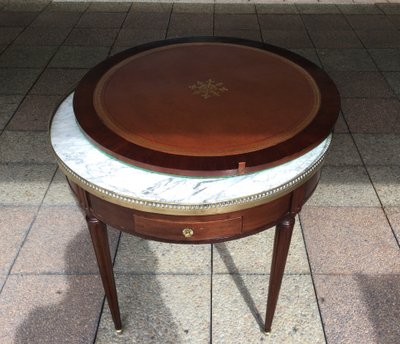 Une table bouillotte et son ''bouchon'' Louis XVI en acajou
