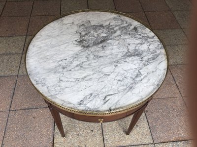 Une table bouillotte et son ''bouchon'' Louis XVI en acajou