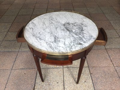 Une table bouillotte et son ''bouchon'' Louis XVI en acajou