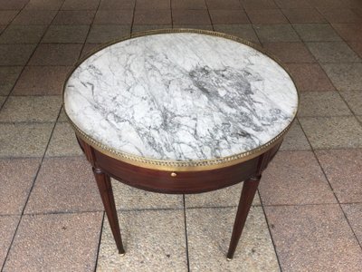 Une table bouillotte et son ''bouchon'' Louis XVI en acajou