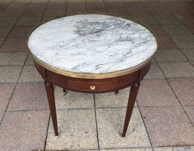 Une table bouillotte et son ''bouchon'' Louis XVI en acajou