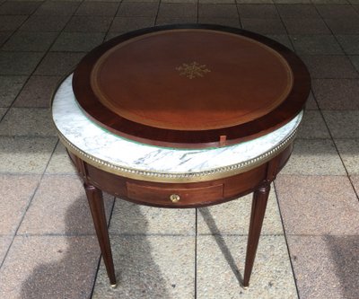 Une table bouillotte et son ''bouchon'' Louis XVI en acajou