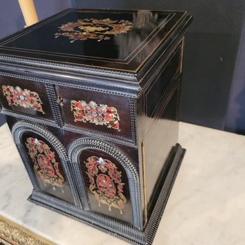 Liquor cabinet in the taste of Tahan, complete with 16 glasses and 4 decanters Boulle inlay