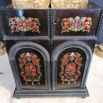 Liquor cabinet in the taste of Tahan, complete with 16 glasses and 4 decanters Boulle inlay