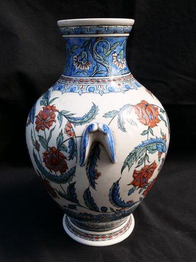 Manufacture de SAMSON, fin XIXème siècle, Vase balustre Iznik en faïence polychrome