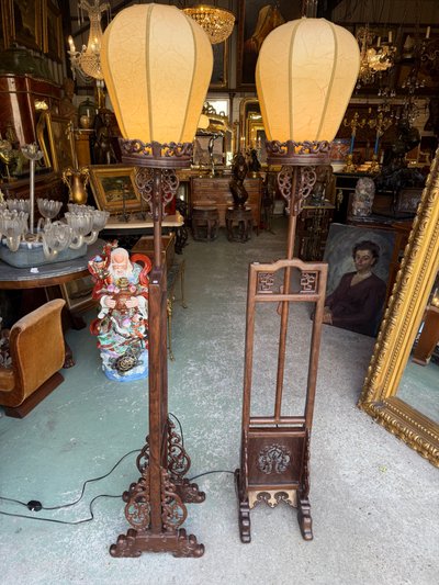 Paar chinesische Lampen / Stehlampen aus geschnitztem und durchbrochenem Eisenholz XX. Jahrhundert