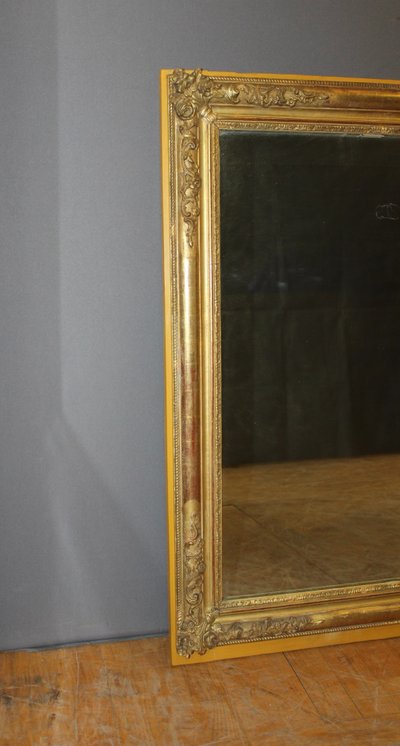 Restaurationsspiegel aus vergoldetem Stuck XIX