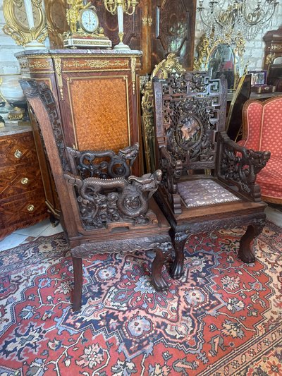 PAIRE DE FAUTEUILS SCULPTES DECOR CHINOIS - 19ème 