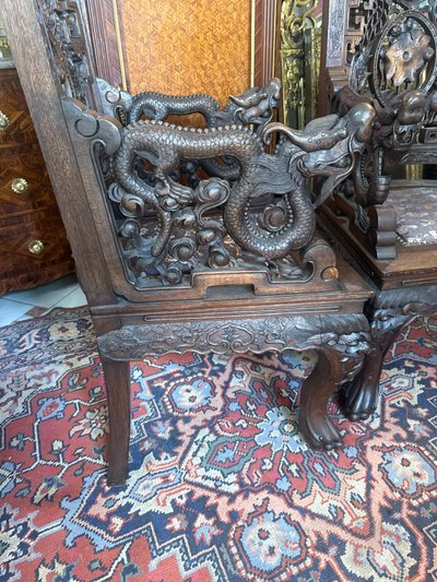 PAIRE DE FAUTEUILS SCULPTES DECOR CHINOIS - 19ème 