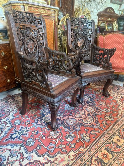 PAIRE DE FAUTEUILS SCULPTES DECOR CHINOIS - 19ème 