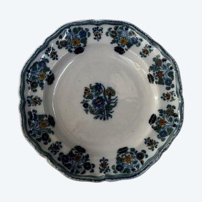 Plate in 18th century Moustiers earthenware with floral design