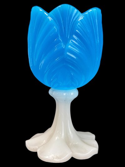 Baccarat - Petit vase en opaline tulipe 