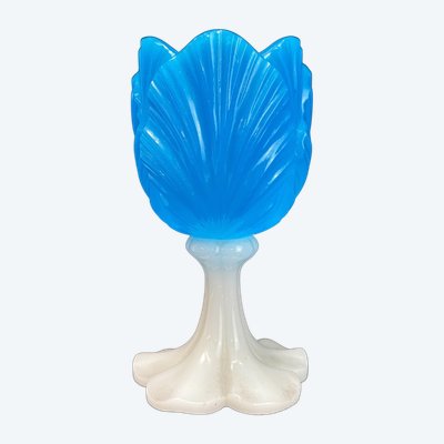 Baccarat - Petit vase en opaline tulipe 